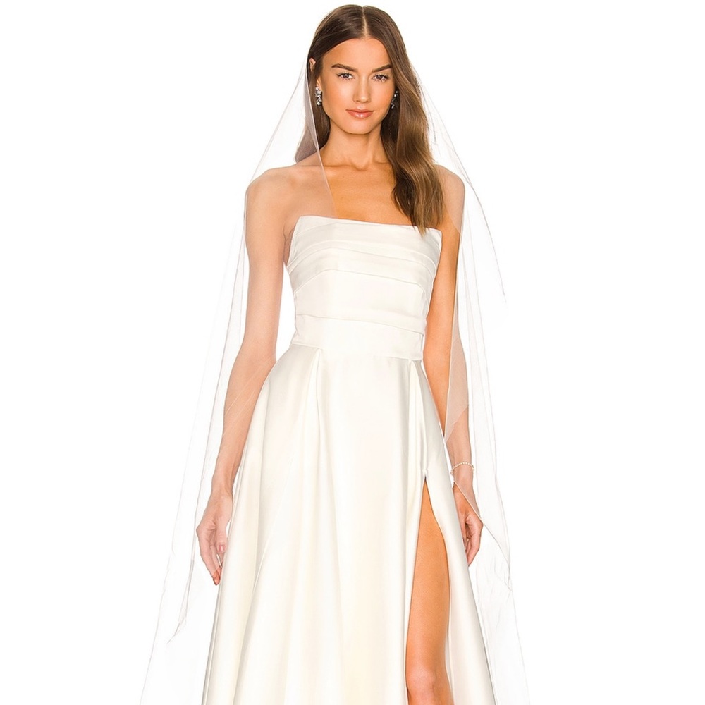 Beautiful wedding dress. Practically brand new, used only for pictures.